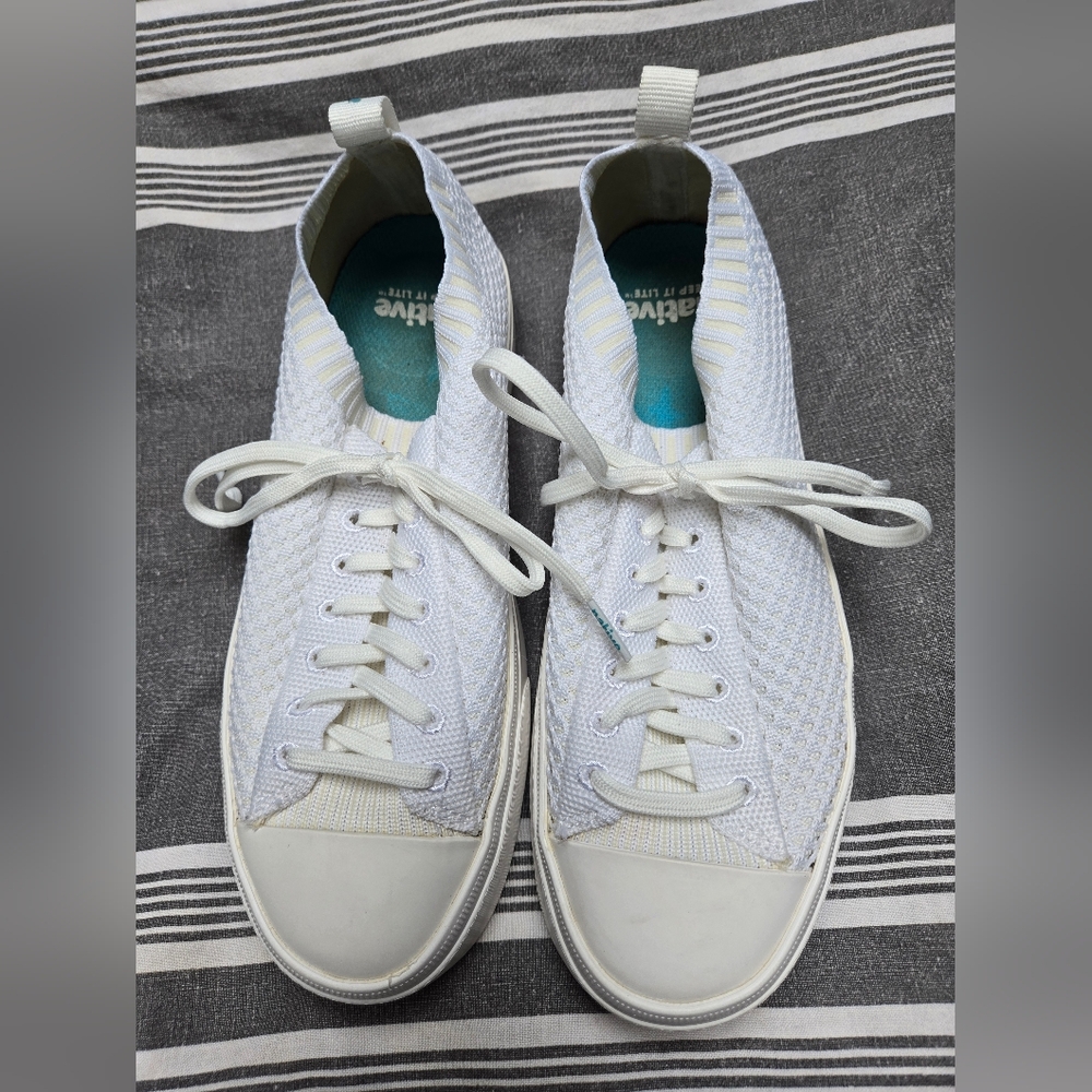 NATIVE BRAND LITE KNIT LACE UP UNISEX SHOES -  LIKE NEW SIZE 6 MENS OR 8 WOMENS